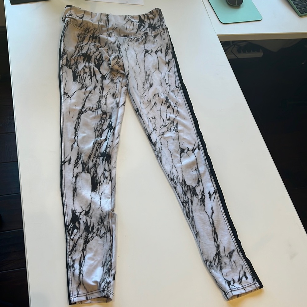 Strut this leggings with mesh sides